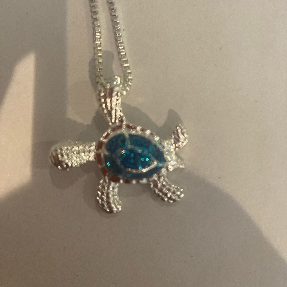 BLUE SEA TURTLE PENDANT WITH CHAIN.